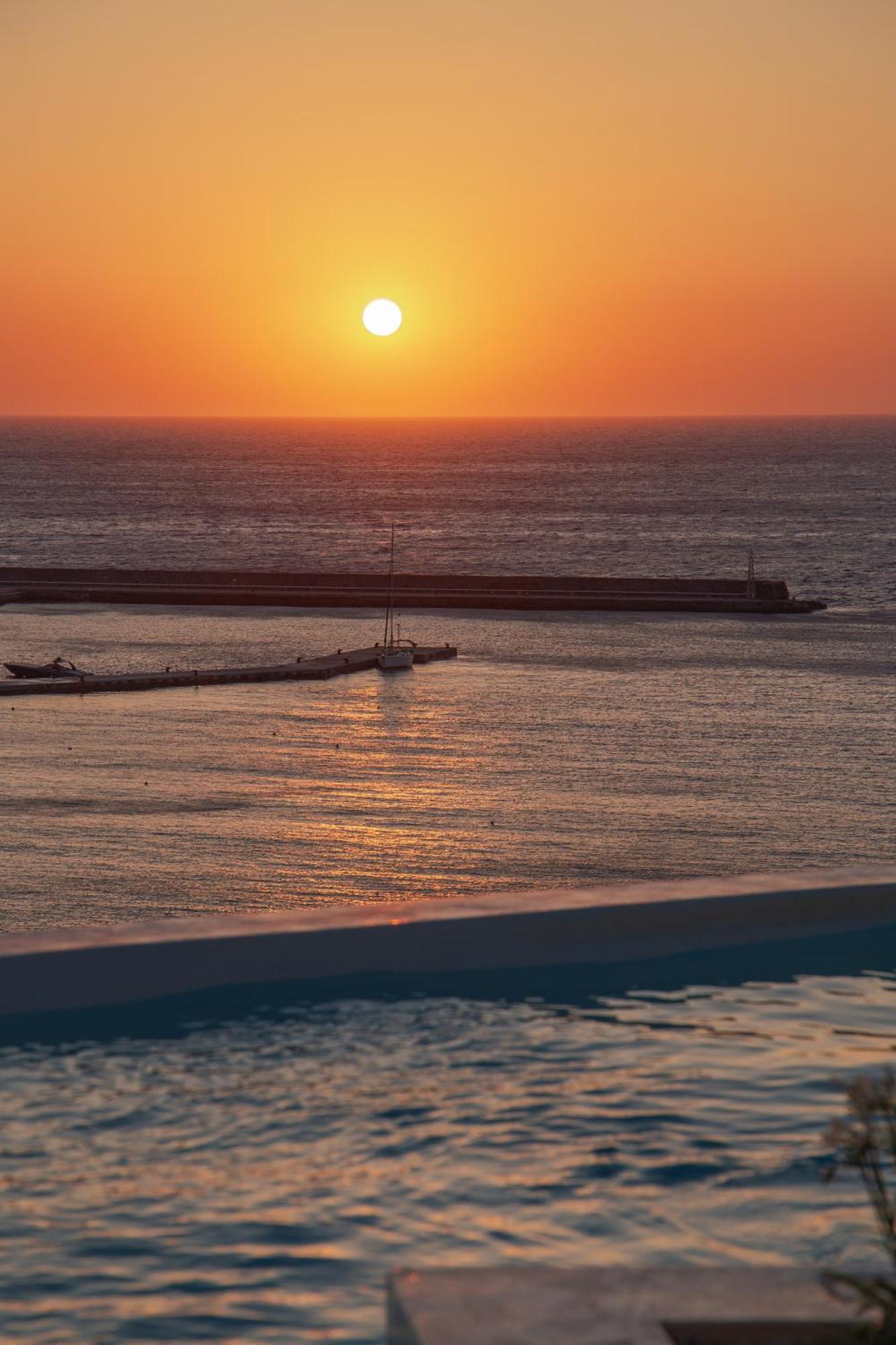 Golden Vista, Beachfront Suites By Explore Andros エクステリア 写真